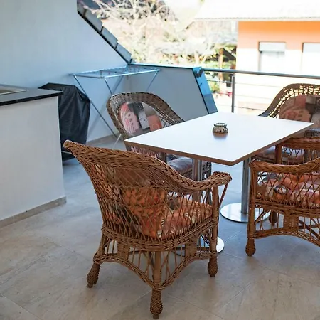 Apartma Rojc Komenda